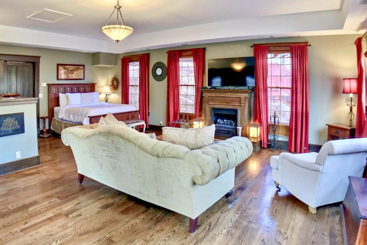 66 Center Street - The Carriage House, Queen Beds, Wifi, Cable Tv, Outdoor Sitting Area, Free On-Site Parking, Spa Tub For 2 Eureka Springs Exterior foto