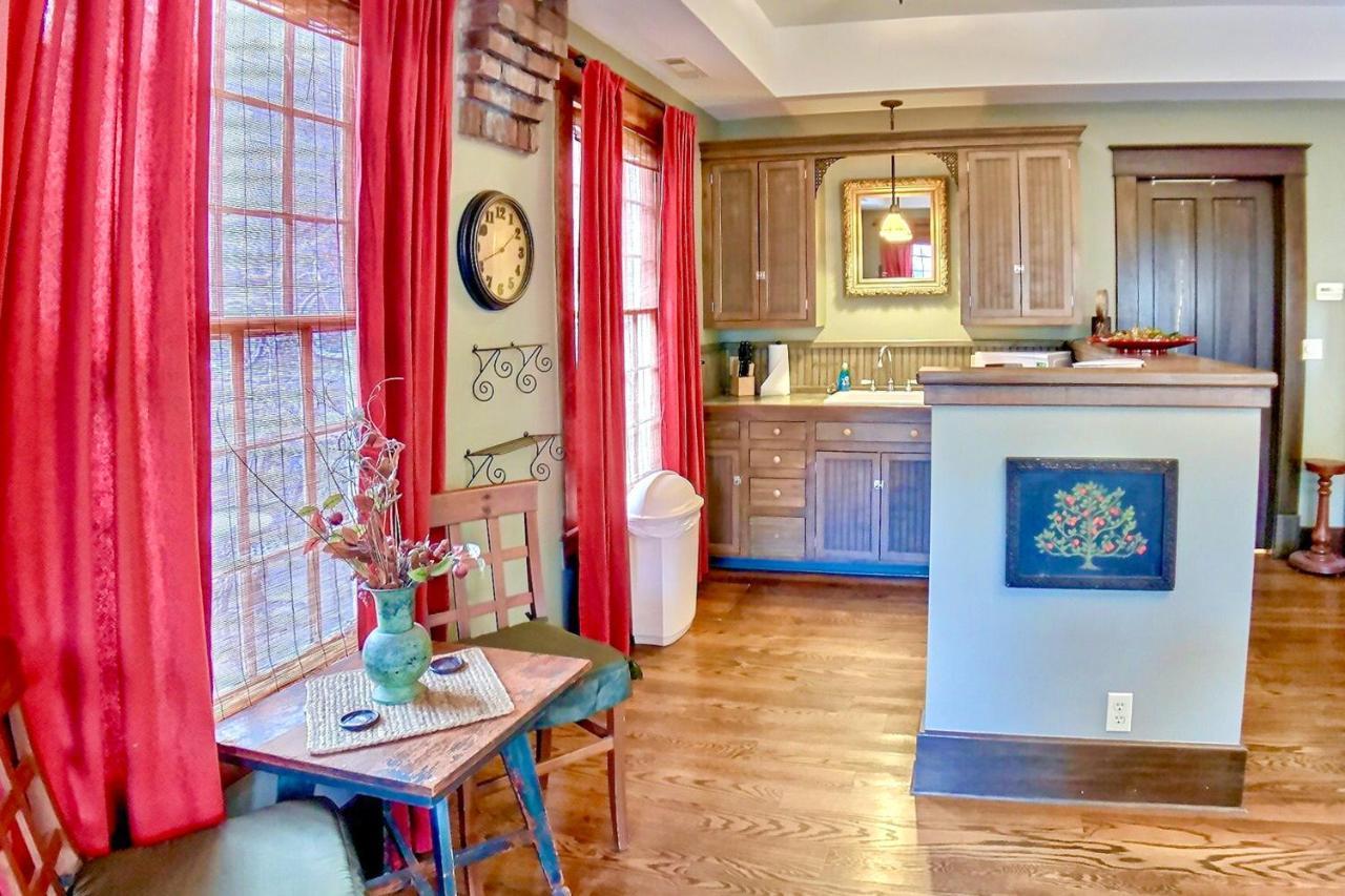 66 Center Street - The Carriage House, Queen Beds, Wifi, Cable Tv, Outdoor Sitting Area, Free On-Site Parking, Spa Tub For 2 Eureka Springs Exterior foto